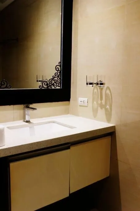 Elegant Studio Near Okada & Moa Jade Manila Apartment